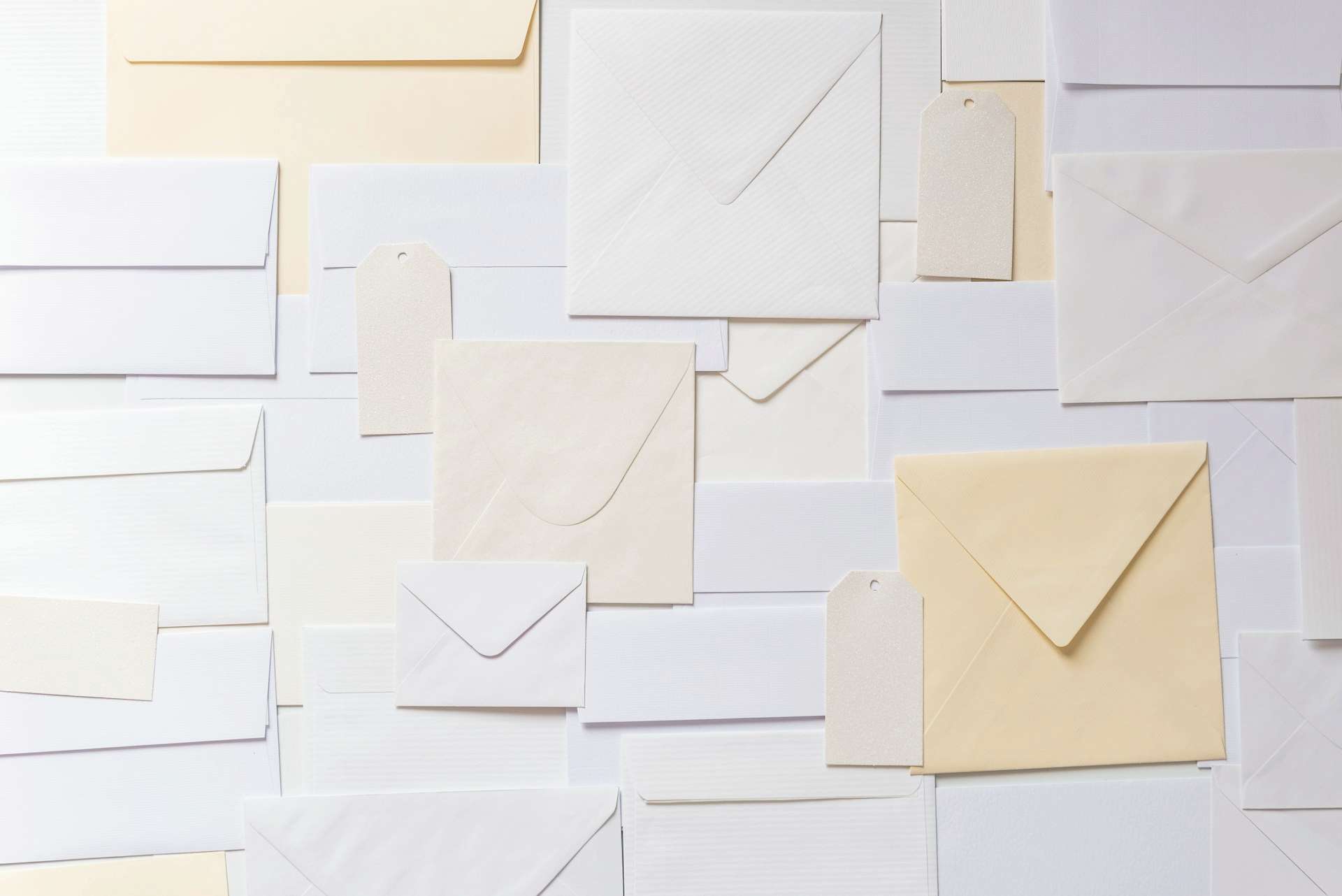Tas d’enveloppes de courrier.